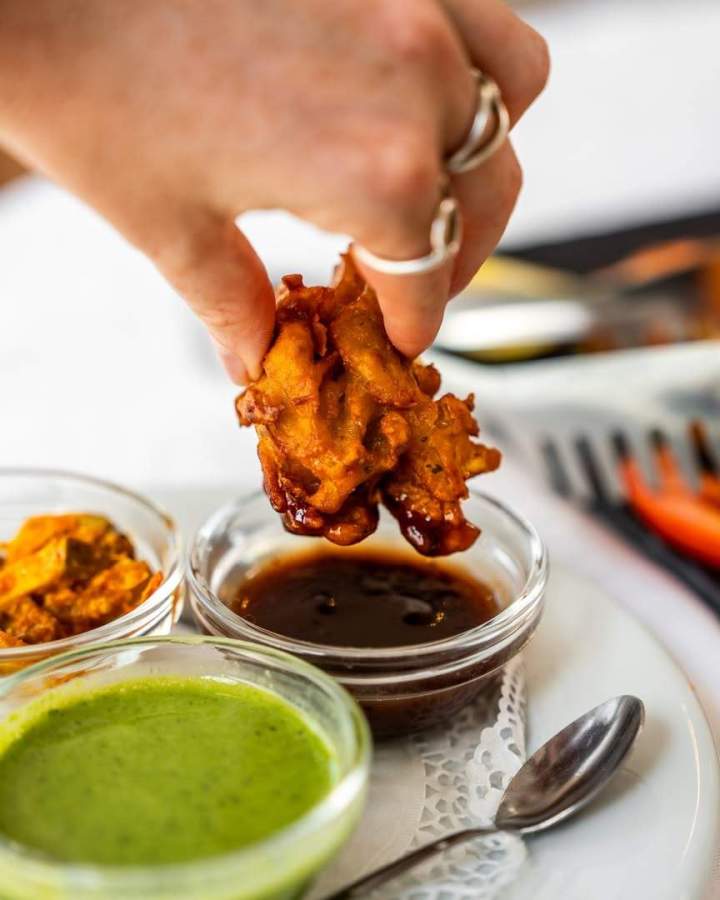 Pakora servi avec des sauces indiennes, Étampes